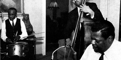 Exquisit mikrophonierte Schwarzwaldidylle: Ed Thigpen, Ray Brown und Oscar Peterson in Hans Georg Brunner-Schwers Wohnzimmer. Anschließend ging‘s zum Abhören der Ergebnisse unter‘s Dach. Foto: Sepp Werkmeister