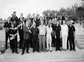 Foto: Das Bundesjazzorchester vor dem Hector-Pieterson-Memorial in Soweto bei Johannesburg. In der ersten Reihe von links: Kulturattaché Dr. Schaff, Peter Herbolzheimer, Nikolai Peterson vom Goethe-Institut Johannesburg, ein Mitarbeiter des Hector-Pieterson-Museums. Foto: Bundesjugendorchester