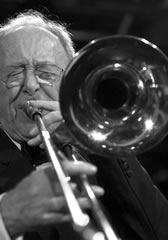 Heizten dem Publikum kräftig ein: die Big Chris Barber Big Band. Foto: Robert Pfiffer