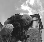 Ekstatischer Butoh-Tänzer vor dem Palazzo von Poschiavo. Foto: Gabriele Worgitzki