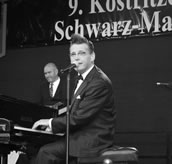 Tausendsassa Götz Alsmann beim Konzert in der Brauerei. Foto: OTZ
