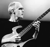 Bassist, Komponist und Improvisator: Steve Swallow. Foto: Matthias Creutziger