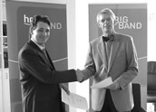 Jörg Achim Keller (links) bleibt bis 2008 Chefdirigent der hr-Bigband. hr-Intendant Helmut Reitze gratuliert. Foto: hr