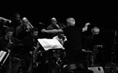 Mit Kontrabass, Armen und dem ganzen Körper: Barry Guy dirigiert das ICI Ensemble Munich. Foto: Christoph Höfig