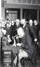 Der Erfinder Alexander Graham Bell (1847–1922) präsentierte seinen staunenden Kollegen 1892 sein Telefon mit einer Schaltung von New York nach Chicago.