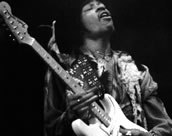 Auf die Verwendung von Technik bezogen, führte Jimi Hendrix (1942–1970) das Erbe von Charlie Christian konsequent fort. Er hatte großen Anteil daran, dass Klangeffekte wie Verzerrung oder Übersteuerung zum künstlerischen Mittel wurden. Der berühmte Sound-Designer Roger Mayer baute und modifizierte für Jimi Hendrix unzählige E-Gitarren und Effektgeräte. Alle Fotos: Archiv