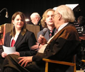 Christine Kupfernagel und Tobias Petersen vom Gymnasium Lohbrügge im Gespräch mit Kurt Frischmuth. Im Hintergrund: Der Altmeister des Swings am Vibraphon, Wolfgang Schlüter