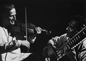 Unser Bild zeigt Yehudi Menuhin und Ravi Shankar bei einem ihrer legendären Auftritte in Gstaad. Foto: Menuhin Festival Gstaad