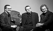 Unser Titelbild zeigt das Harald Rüschenbaum Trio mit Walter Lang (p) und Henning Sieverts (b).