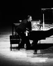 Keith Jarrett tanzt den Jazz. Foto: Junichi Hirayama/ECM Records