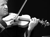 Das Foto zeigt Bernie Mallinger, 1. Violine, bei einem Konzert des Radio.String.Quartett auf dem Regensburger Jazz-