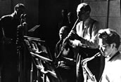 Die erste Jazzband bei Radio München; v.l.n.r.: Ernst Höchstötter (voc), H. Pelzer (alto), Hans Rosenfelder (clar), Delle Haensch (ten). Foto: BR, Historisches Archiv