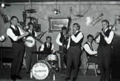 Die New Orleans Hot Dogs im Jazzkeller (v.l.n.r.): Malte Sund (tb), P.G. Dotzert (bj), Rolf Maurer (dr), Chico Smazoni (b), Fritz D�nckelmayer (co), Gerhard Sterr (p), Wiggerl Niedermeier (cl). Foto: Munich Jazz Family Album/Archiv Hans K�fner