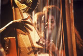 Ein Fotograf, zwei Künstler: Hans Kumpf fotografierte die Multiinstrumentalistin Alice Coltrane verborgen hinter Ihrer Harfe