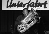 Vom Down Beat Magazine zu den „100 great Jazz Clubs“ gezählt: die Münchner Unterfahrt. Im Bild der Tubist Bob Stewart. Foto: Unterfahrt