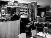 Verankert in der Dinner-Atmosphäre: Steve Hooks und John Paiva Mitte März im Café Lido. Foto: Oliver Hochkeppel