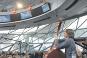 Unser Foto zeigt den Bassisten Henning Sieverts beim Konzert des Anke Helfrich Trios in der futuristischen Architektur der BMW Welt. Mehr zum neuen BMW Welt Jazz Award erfahren Sie auf den Bilderseiten 10 und 11. Foto: Ssirus W. Pakzad