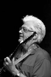 Voller Spielfreude und Spielwitz: Larry Coryell. Foto: Thomas J. Krebs