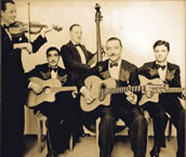 v.l.n.r.: Stephane Grappelli (Viol.), Joseph Reinhardt (Rhythmus git.), Roger Grasset (Bass), Django Reinhardt, Roger Chaput (Rhythmus git.), 