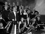 Christian Sommerer (Mitte hinter Flügel) mit „seinem“ Uni-Jazzorchester. Foto: Michael Scheiner