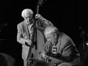 Legendäre Helden: Jerry Bruno (b) und Bucky Pizzarelli (git). Fotos: Oliver Hochkeppel