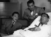 Harold Arlen (li.) , der Texter Lew Brown und Eddie Cantor posieren für ein Gagfoto zum Filmmusical „Strike Me Pink“ . Foto: Archiv