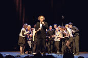 Michael Betzner-Brandt mit seinem Jazzchor. Foto: Caroline Engelmannn