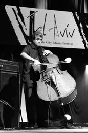 Renaud Garcia Fons in Tel Aviv: Virtuos nicht nur als Solist, sondern auch als Flamenco-Begleiter. Foto: Susanne van Loon