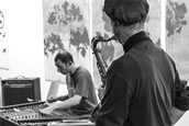 Cymbalon-Virtuose József Csurkulya und von hinten Bertl Wenzl am Saxophon. Foto: Juan Martin Koch