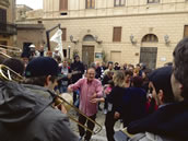 Das Landes-Jugendjazzorchester Bayern (LJJB) auf Tournee in Sizilien, hier während eines Open-Air-Konzertes in Trapani. Lesen Sie dazu unseren Bericht auf S. 18. Foto: LJJB