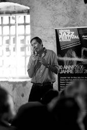 Klaus Widmanns Konzerteinf&uuml;hrungen sind kurzweilig, aber ben&ouml;tigen ihre Zeit, da sie meist auf italienisch und deutsch gehalten werden. Foto: S&uuml;dtirol Jazzfestival 