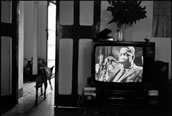 Ein Video mit John Coltrane von Guy Maurette im Fernsehen (1990). Foto: Guy Le Querrec/MAGNUM Photos